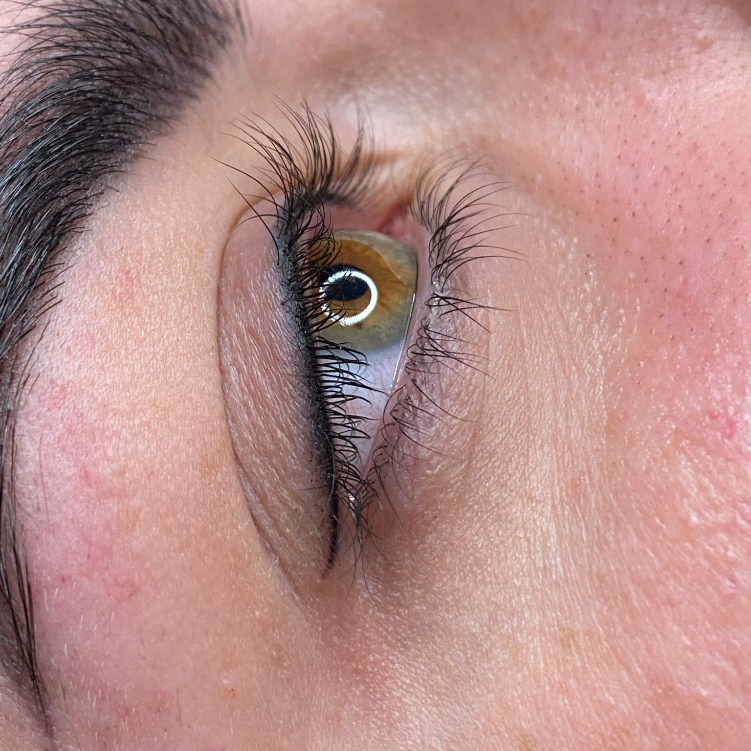 Dettaglio di ciglia ed eyeliner